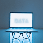 Kuva tietokoneesta ja silmälaseista