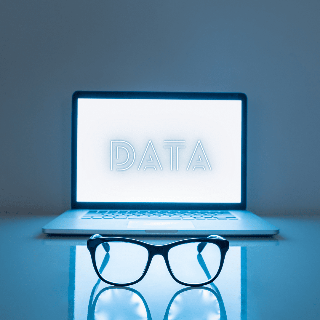 Kuva tietokoneesta ja silmälaseista